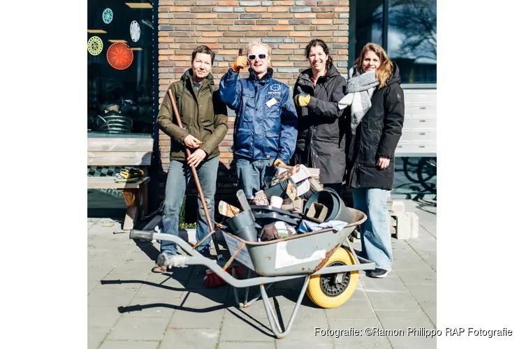 Voltallig college van Haarlem steekt met vrijwilligers de handen uit de mouwen tijdens NLdoet 2025 op vrijdag 14 en zaterdag 15 maart